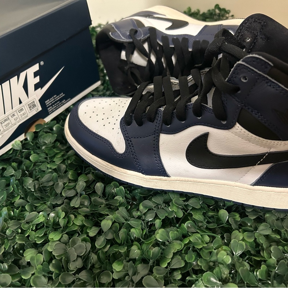 Air Jordan 1 retro
High OG
Midnight navy blue black white 
Lightly worn